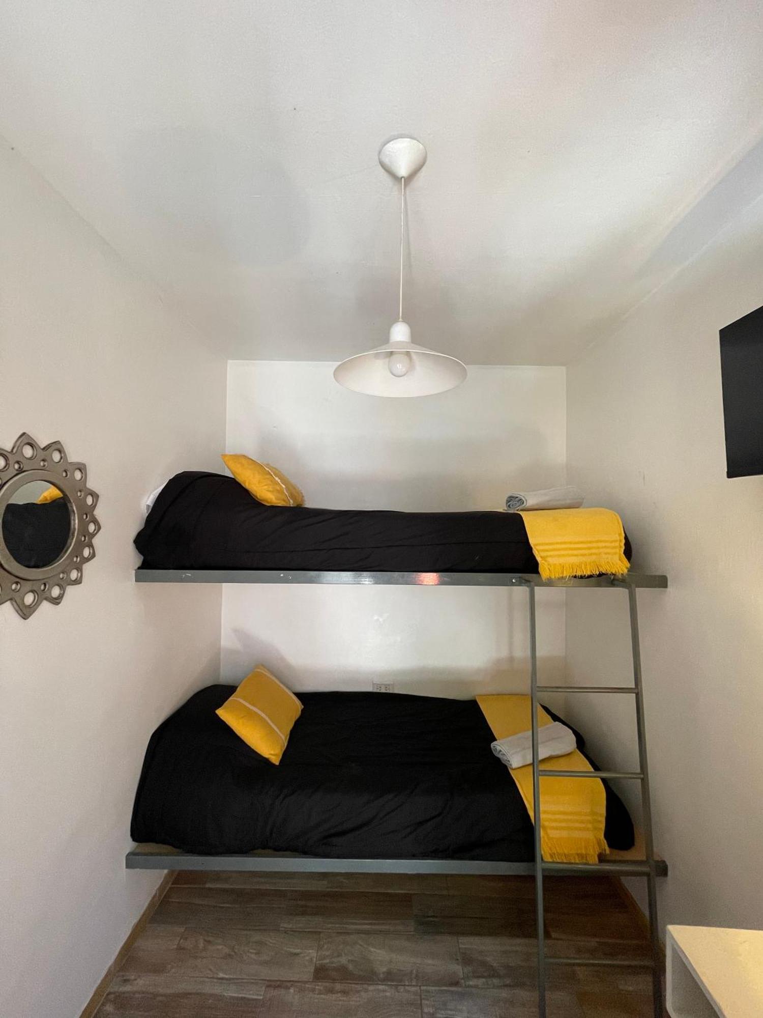 Mora Hostel Мендоса Экстерьер фото